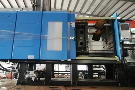 果筐注塑機(jī)廠家如何保證設(shè)備性能的一致性和穩(wěn)定性？