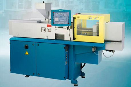 做好這幾個(gè)檢查，讓你的塑料注塑機(jī)液壓系統(tǒng)不生?。?/></p><p>　　<strong>2、液壓油質(zhì)量檢查</strong></p><p>　　液壓油是液壓系統(tǒng)的血液，其質(zhì)量直接影響系統(tǒng)運(yùn)行。定期檢查液壓油的質(zhì)量和狀態(tài)是防止故障的重要步驟。</p><p>　　油質(zhì)檢測(cè)：使用油質(zhì)分析儀檢測(cè)液壓油的污染程度、粘度、水分等參數(shù)。當(dāng)液壓油污染度超過(guò)標(biāo)準(zhǔn)時(shí)，及時(shí)更換油液，避免污染引起故障。</p><p>　　添加新油：當(dāng)系統(tǒng)油位過(guò)低時(shí)，添加新油以保持合適的油位。確保使用符合規(guī)定的液壓油類型和品牌，避免不當(dāng)混用。</p><p>　　<strong>3、過(guò)濾器和濾芯檢查</strong></p><p>　　過(guò)濾器和濾芯的作用是防止固體顆粒和雜質(zhì)進(jìn)入塑料注塑機(jī)液壓系統(tǒng)，保持系統(tǒng)的清潔和穩(wěn)定。</p><p>　　定期更換濾芯：根據(jù)廠家建議，定期更換液壓系統(tǒng)的濾芯。避免濾芯堵塞影響油液流動(dòng)。</p><p>　　過(guò)濾器清潔：對(duì)于可清洗的過(guò)濾器，定期進(jìn)行清潔，以保持其過(guò)濾效能。</p><p>　　<strong>4、液壓系統(tǒng)溫度控制</strong></p><p>　　液壓系統(tǒng)溫度的控制是保持系統(tǒng)穩(wěn)定運(yùn)行的關(guān)鍵因素。過(guò)高的溫度可能引發(fā)油液老化、密封件損壞等問(wèn)題。</p><p>　　溫度監(jiān)測(cè)：使用溫度傳感器監(jiān)測(cè)液壓系統(tǒng)的工作溫度。如發(fā)現(xiàn)溫度異常升高，應(yīng)采取措施降低溫度。</p><p>　　冷卻系統(tǒng)檢查：檢查塑料注塑機(jī)液壓系統(tǒng)的冷卻系統(tǒng)是否正常運(yùn)行，確保足夠的散熱。</p><p style=